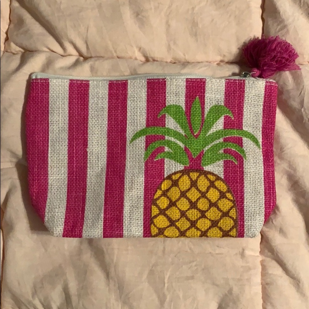 NWOT Pineapple Stripped makeup bag / beach bag